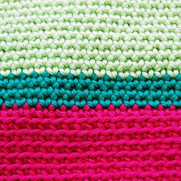 Trabalhe com as cores A, B e C para fazer a lateral do cesto