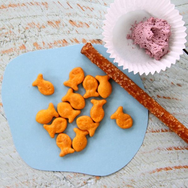 Pesque biscoitos de peixinhos dourados com pretzels