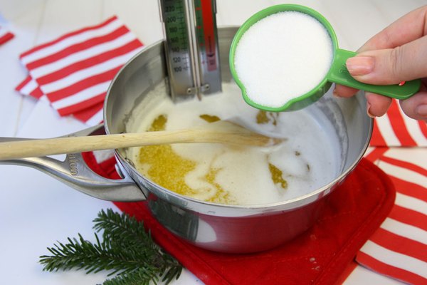 Derreta os ingredientes para o caramelo