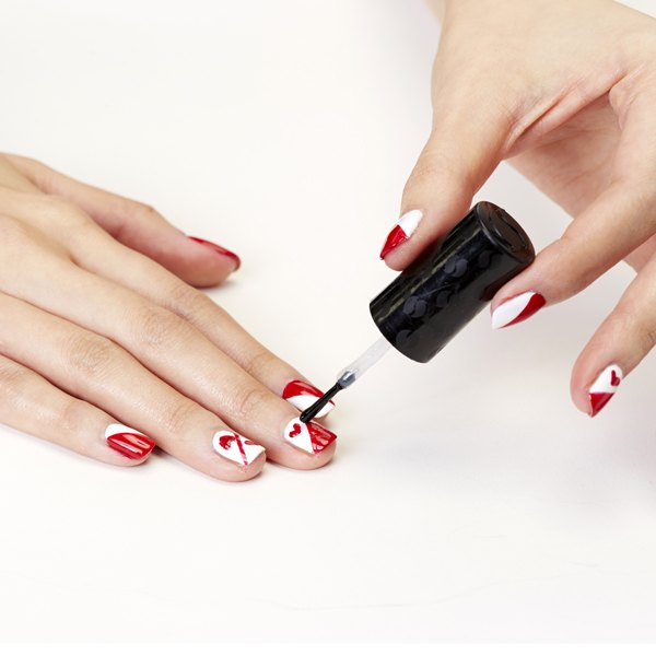 Aplique uma camada de base sobre as unhas prontas