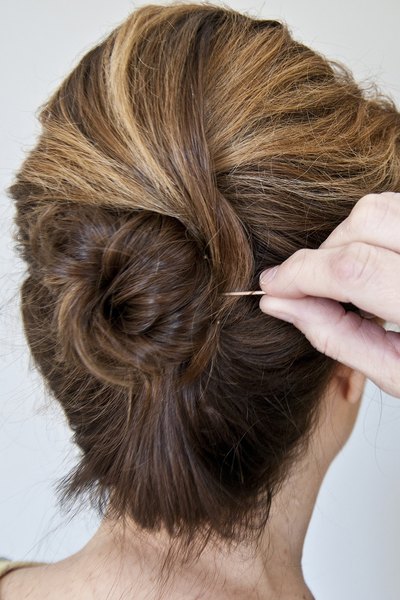 Prenda o cabelo com grampos
