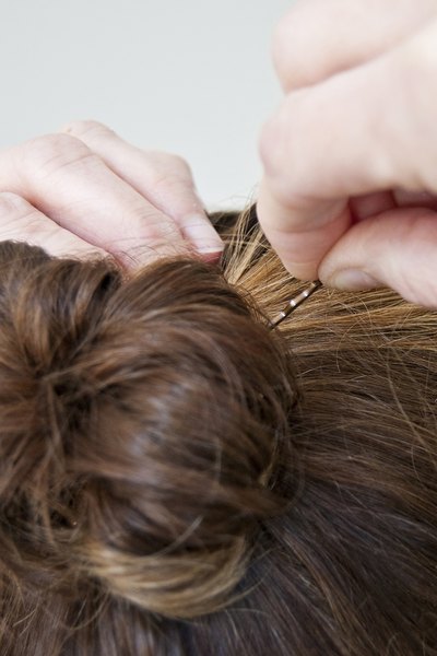 Prenda o cabelo com grampos