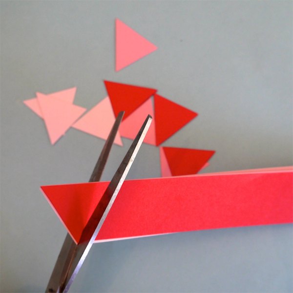 Faça alguns triângulos com o papel decorativo