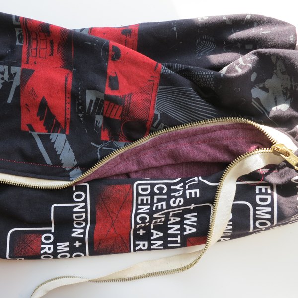 Costure o zíper, a mochila e o forro da mochila