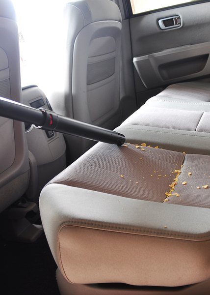 Um aspirador ajuda muito na limpeza do carro