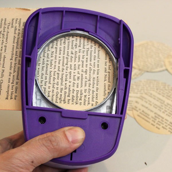 Recorte círculos de páginas de livros velhos