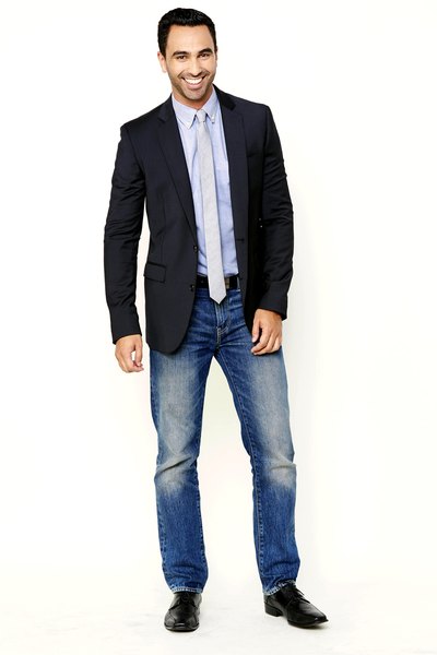 Quem disse que você não pode usar um terno com calças jeans?