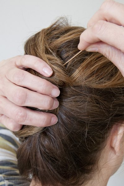 Prenda o cabelo com grampos