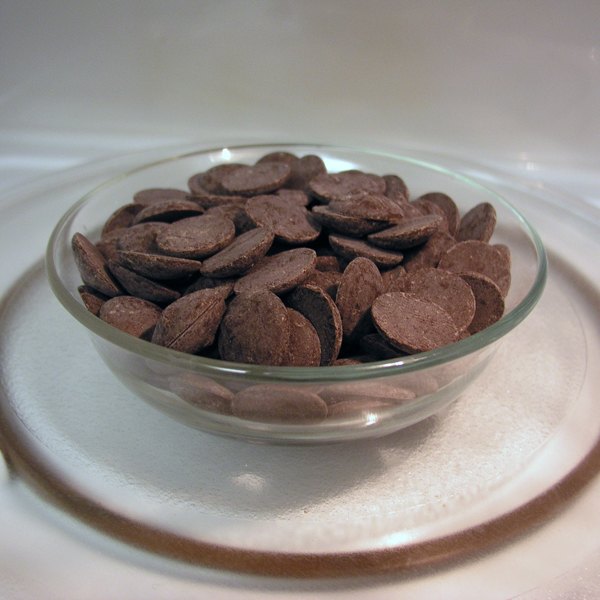 Derreta as gotas de chocolate no micro-ondas