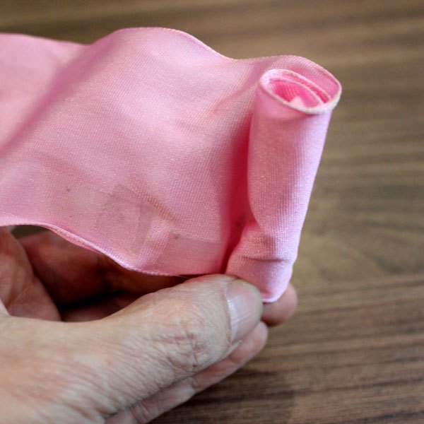 Enrole a fita para fazer a rosa