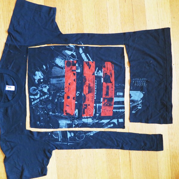 Recorte retângulos de tecido das outras camisetas