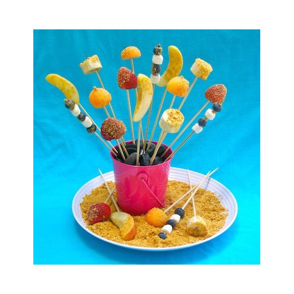 Use biscoitos de água e sal esfarelados, frutas fatiadas e outros petiscos para criar seu próprio baldinho de "areia"