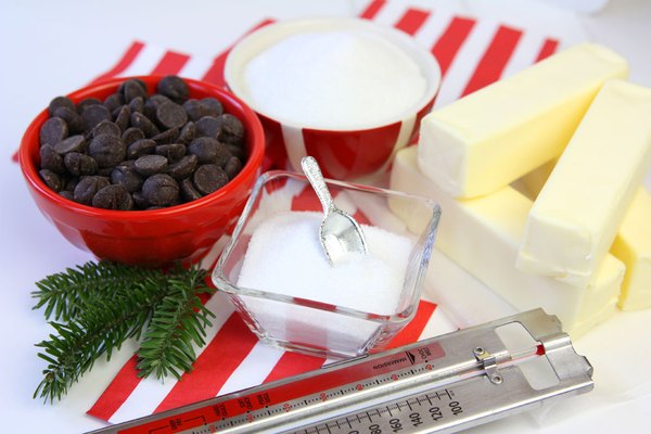 Ingredientes para fazer o caramelo de chocolate e sal marinho