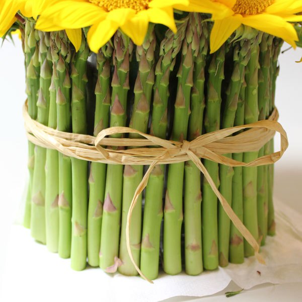 Esconda os elásticos com fita de ráfia