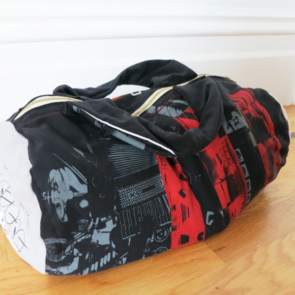 Use camisetas velhas para fazer esta mochila