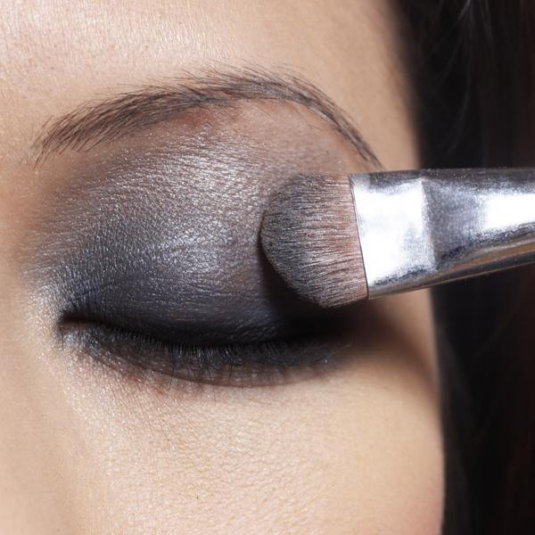 Olhos esfumados em tons de cinza e roxo ficam ótimos com olhos azuis