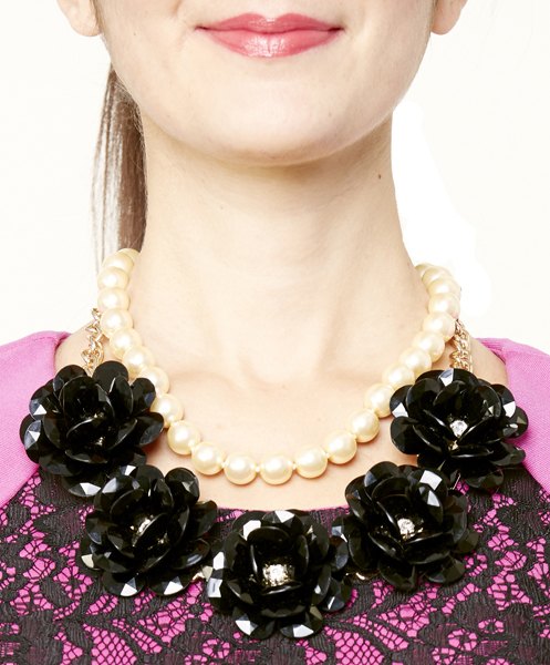 Misture as pérolas com um colar preto