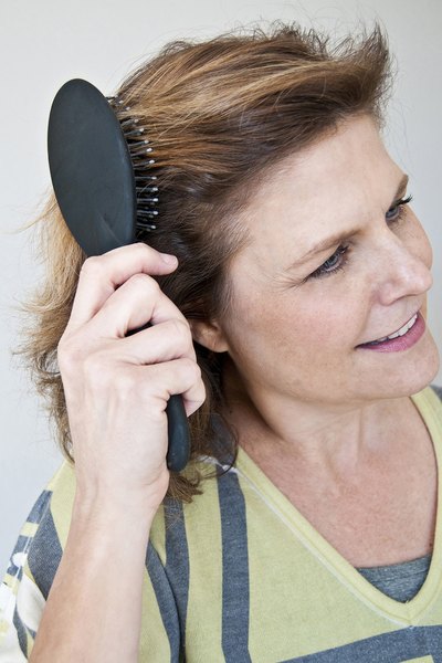 Escove o cabelo para desembaraçá-lo