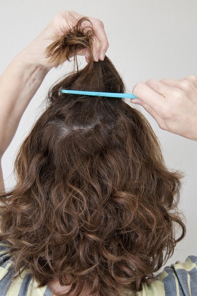 Comece penteando o cabelo levemente para cima