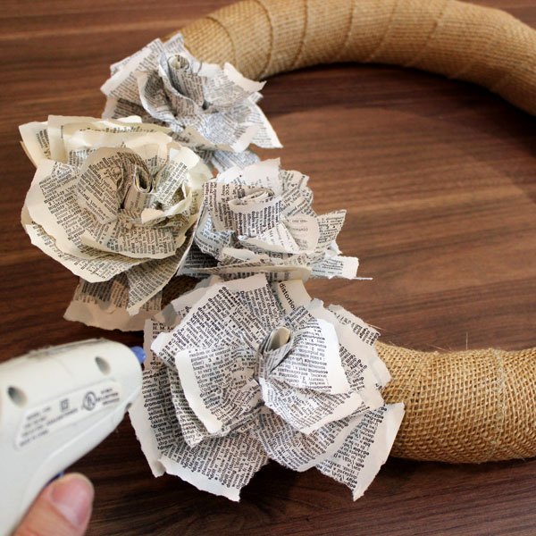 Cole as flores de papel à guirlanda