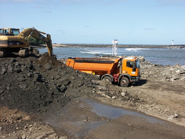 Semi end dump trucks are similar to tractor-trailers.