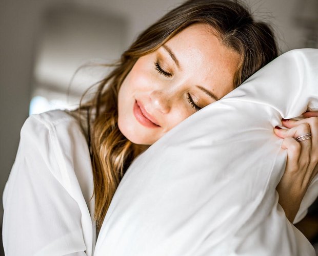 3 Reasons To Sleep On A Silk Pillowcase | LEAFtv