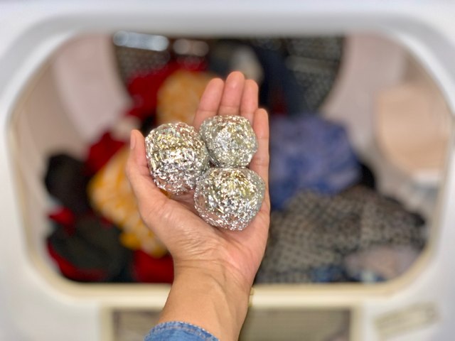 Foil balls remove static clean