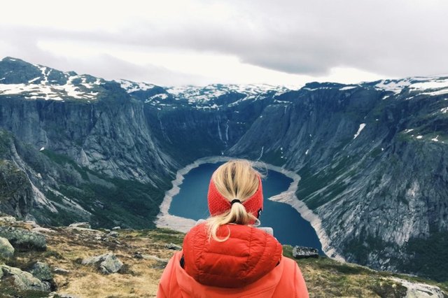 女人欣赏风景