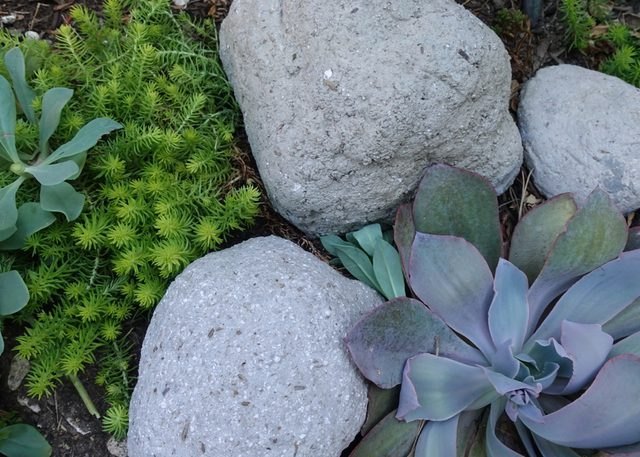 Lightweight faux rocks