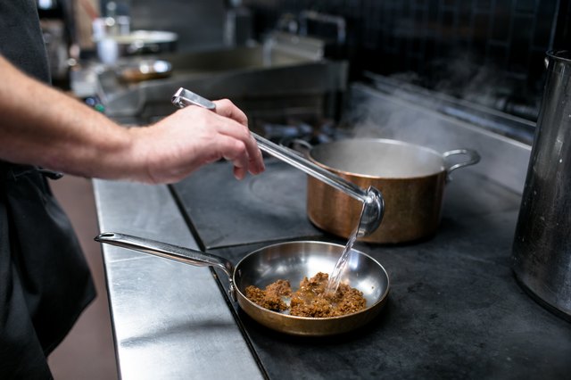 含淀粉的面食水与肉酱一起放入锅中