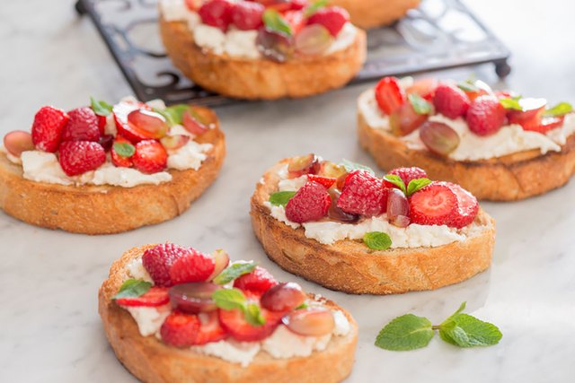 Ricotta toast with berries