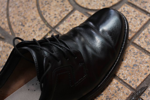 Hands polish leather black shoes