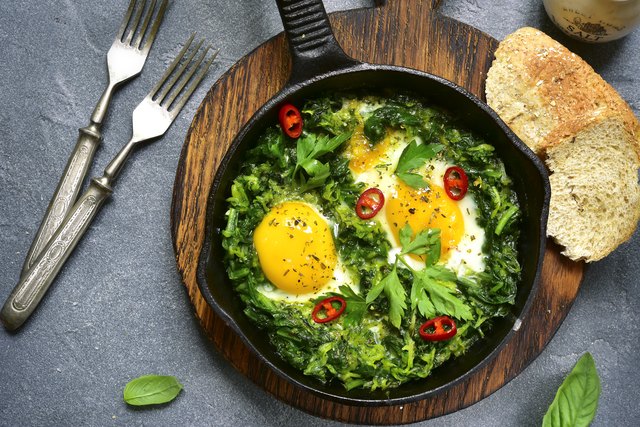 在铸铁锅绿色shakshuka