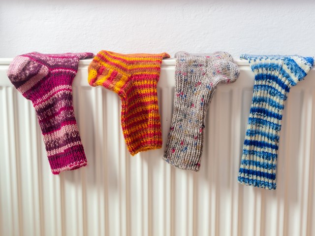 Wollsocken auf einem Heizkörper