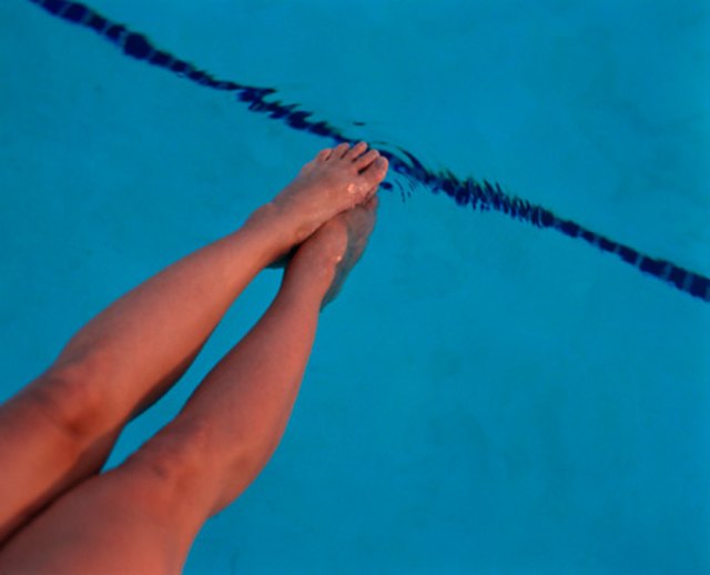 clean sand out of pool