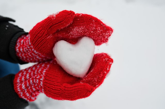 女红的手套从雪抱白心脏
