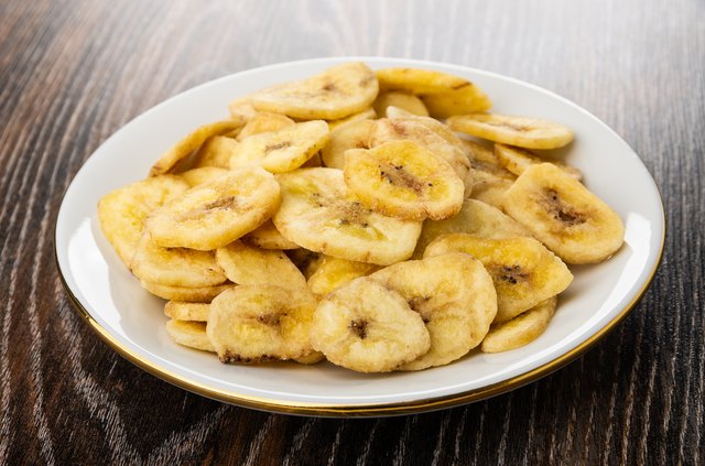 How Many Calories Are in 1 Banana Chip? | eHow