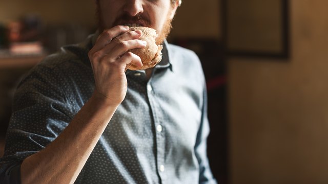 一个男人慢慢地咀嚼食物