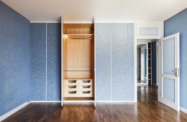 Modern Closet Door Ideas With Pictures Ehow Closet Doors Open In Empty Bedroom