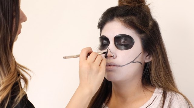 How to Do Skeleton Halloween Makeup | eHow