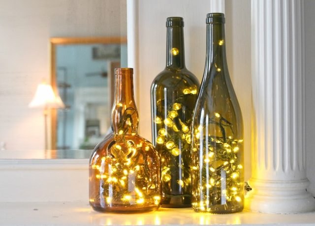 Utilice luces LED dentro de botellas de vino vacías para alegrar cualquier espacio.