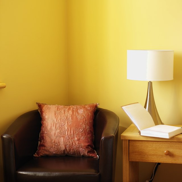 What Colors Would Go Well With A Pale Yellow Wall Ehow Pairing Pale Yellow Walls With Warm Earth Tones Can Give You A Tuscan Inspired Look