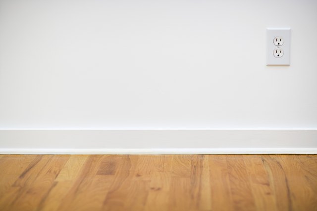 The Best Wall Color For Oak Floors With Pictures Ehow Light Or Medium Oak Floors Look Good With White Off Paint