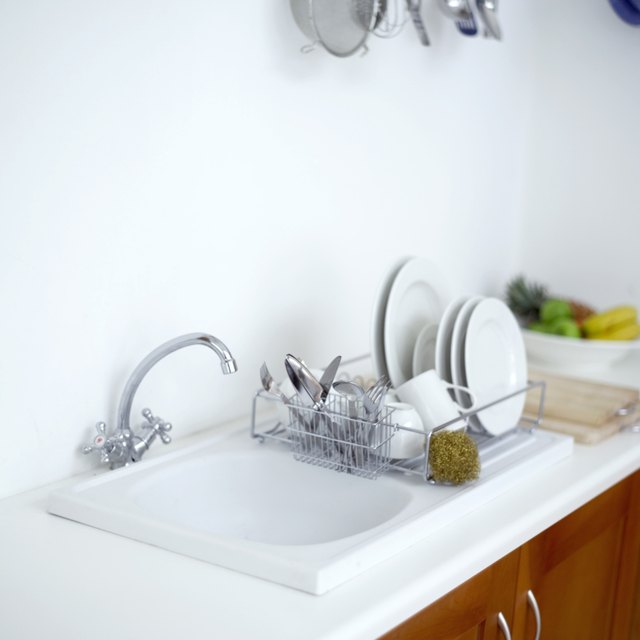 How To Remove Aluminum Scratches From A Porcelain Sink Ehow Pots Pans And Silverware Are Common Causes Of Aluminum Scratches In A Porcelain Sink