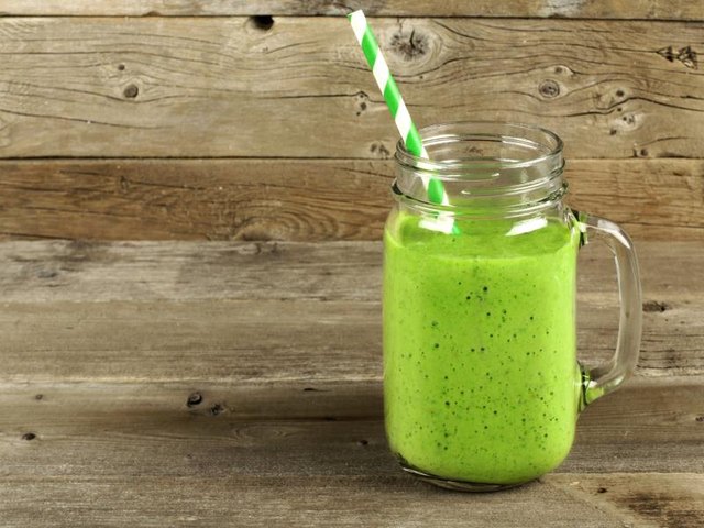 Combine lemons with leafy greens for this super cleansing – and ultra-delicious – smoothie.