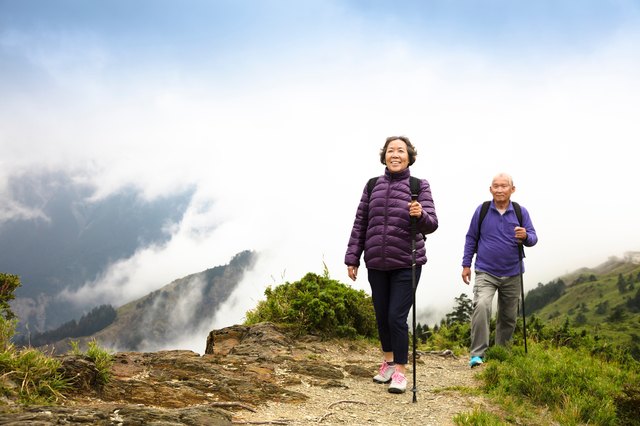 快乐的亚洲老年夫妇登山