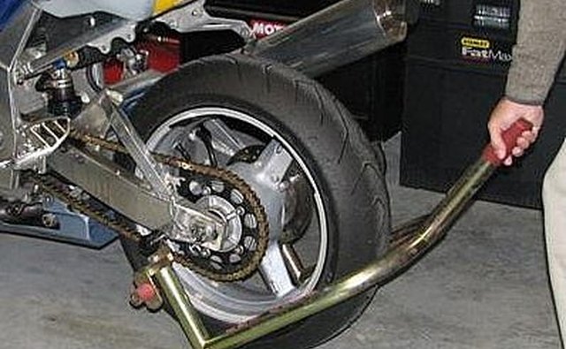 https://img-aws.ehowcdn.com/640x395/cpi.studiod.com/www_ehow_com/i.ehow.com/images/a04/ch/h2/use-front-back-motorcycle-stands-1.4-800x800.jpg