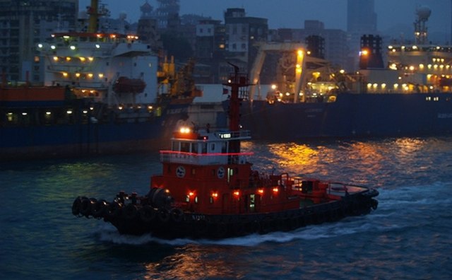Note the red light on the port side.