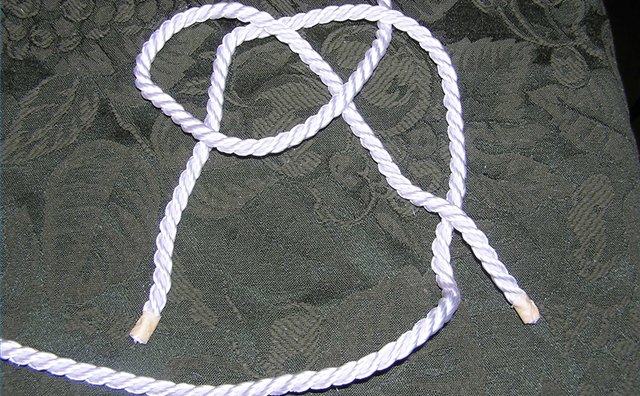 Left hand rope passed under tail of right hand rope