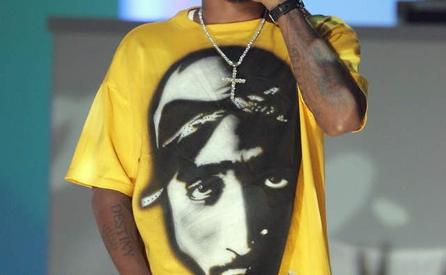 Nas honored 2Pac at the 2004 VH1 Hip Hop Awards.
